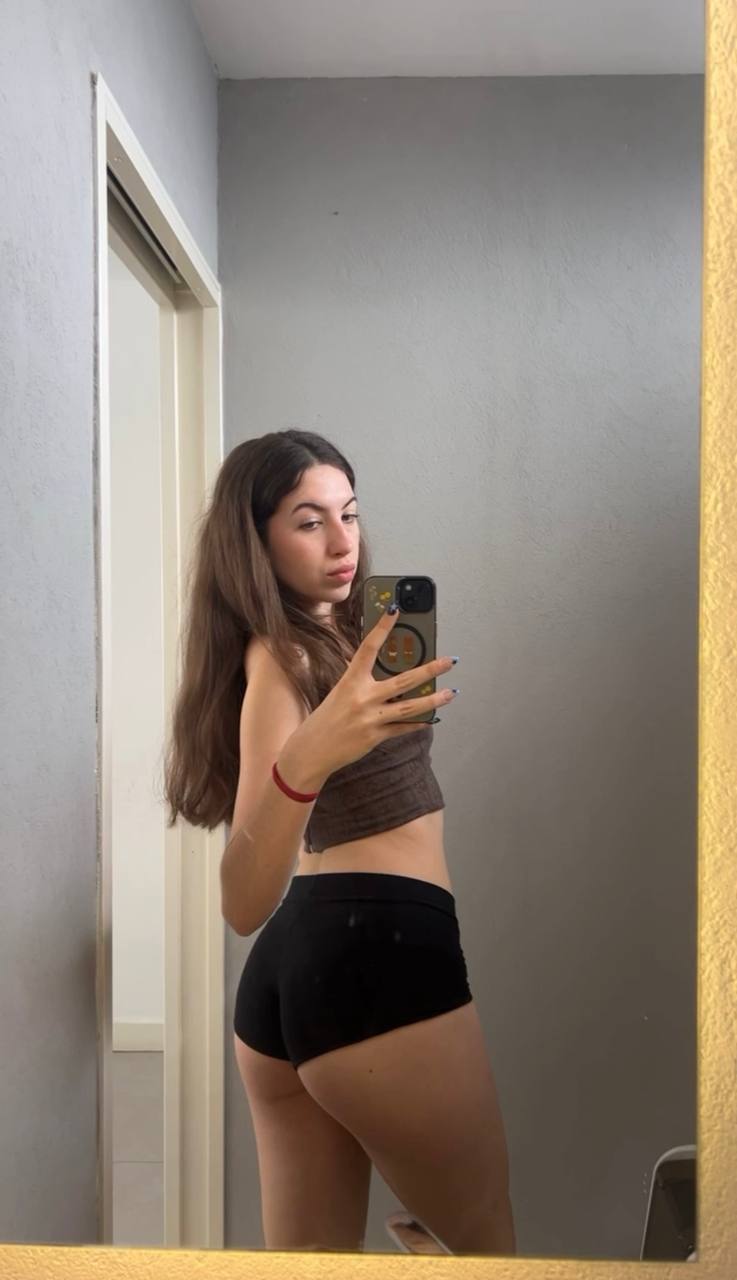 Amber in her underwear in Hilla