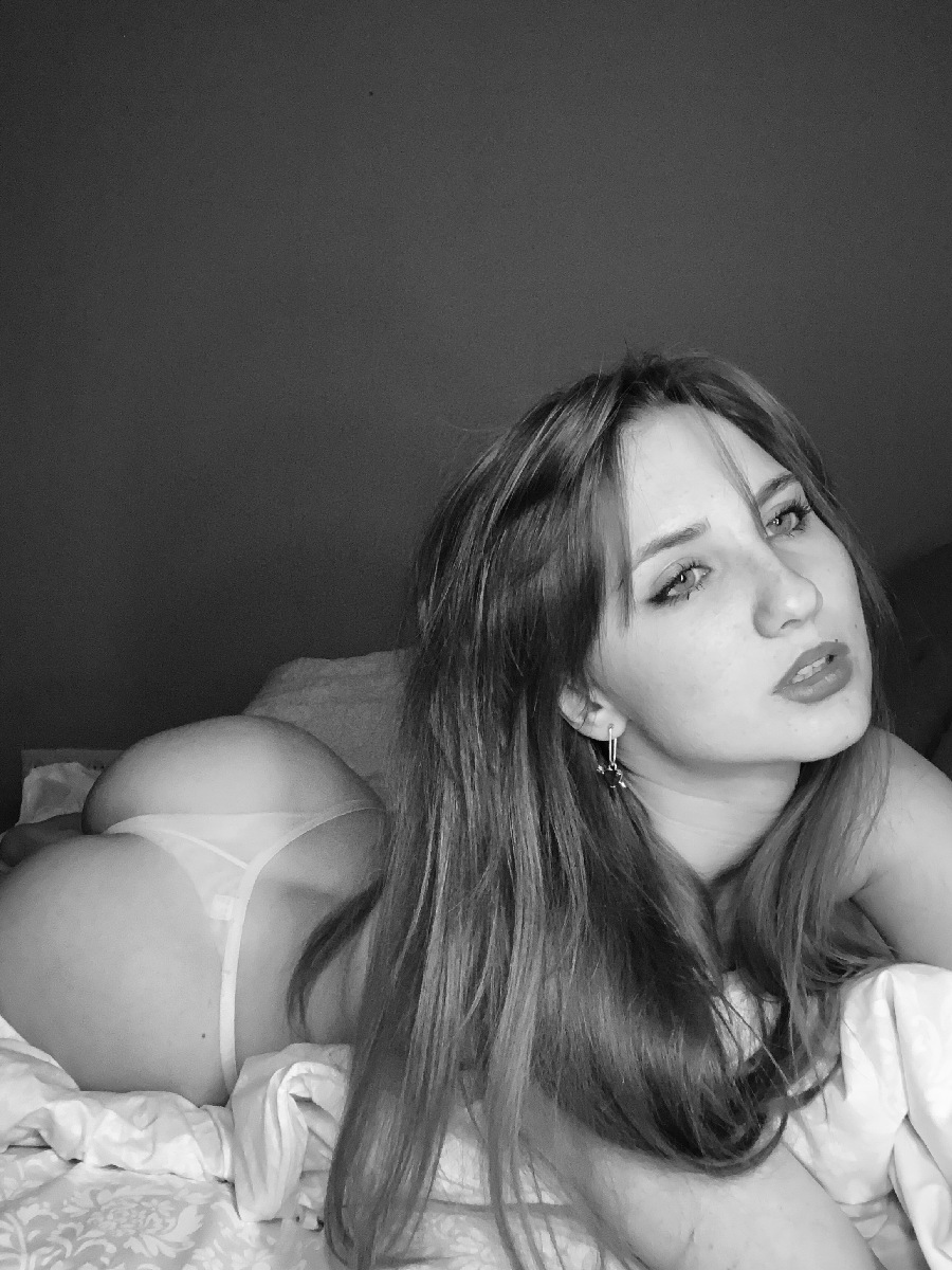 Take a pause and enjoy Nata nude — streaming from Hilla