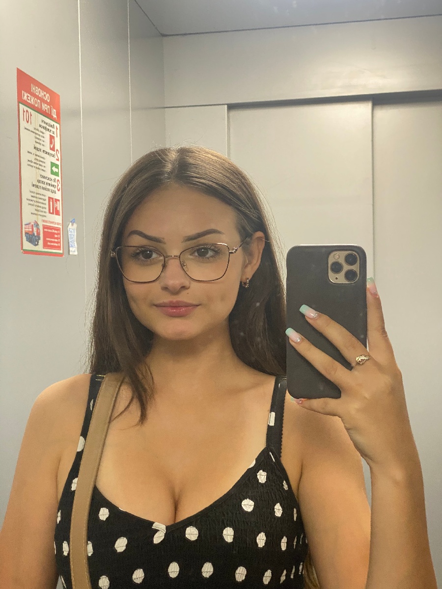 Sexy model Stacy in Hilla