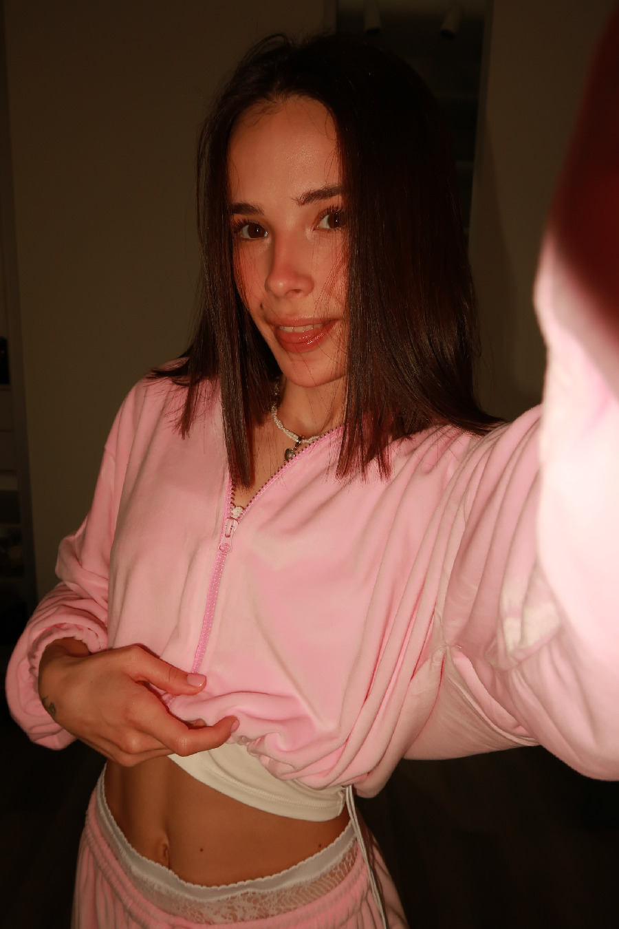 Tina brings the glow — live moments in Hilla